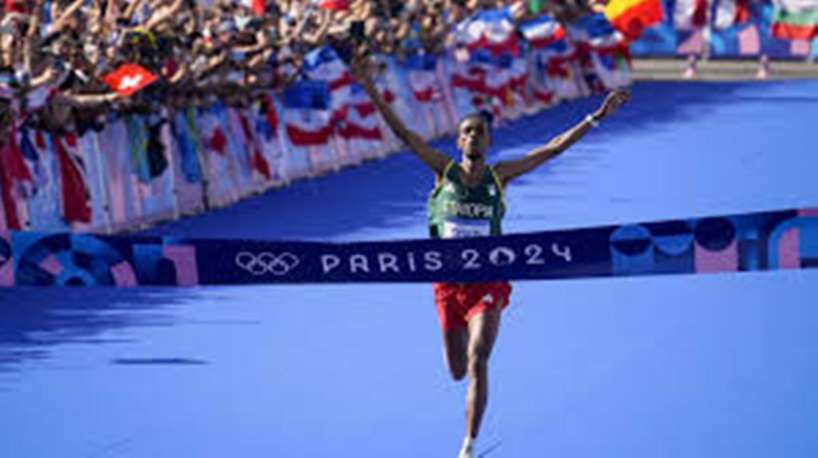 JO 2024 : L&rsquo;Éthiopien Tamirat Tola remporte le marathon de Paris et bat le record olympique