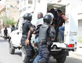 Mbour : deux (2) trafiquants de drogue confondent un civil à un policier et tentent de le tuer à coups de …