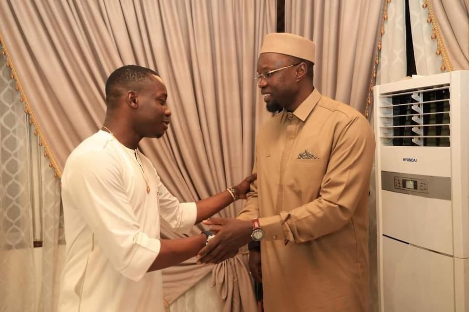 Diplomatie : En visite au Mali, Sidiki Diabate offre une kora á Ousmane SONKO, qui représente la carte d&rsquo;identité de la musique mandingue…
