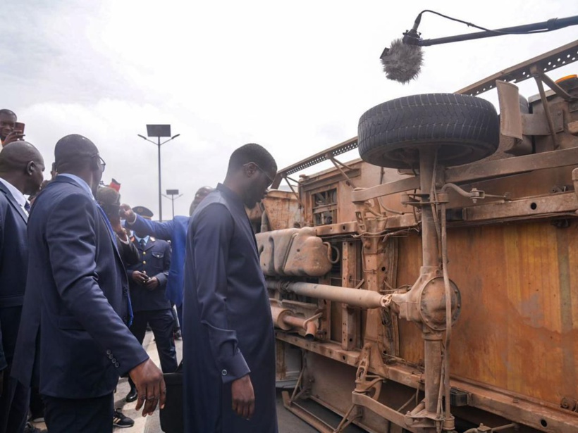 Accident sur l&rsquo;autoroute : Le Président Bassirou Diomaye Faye s&rsquo;arrête pour s&rsquo;enquérir de la situation à Mbao