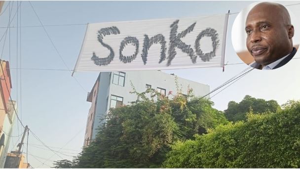 Sonkorisation: Des banderoles avec le nom de Sonko attachées près de chez Barth