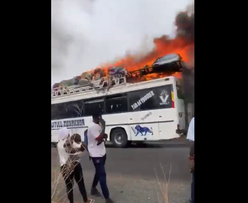 Extraordinaire: Un bus aperçu roulant en feu sur la route nationale