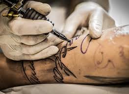 Un célèbre tatoueur retrouvé mort dans sa chambre