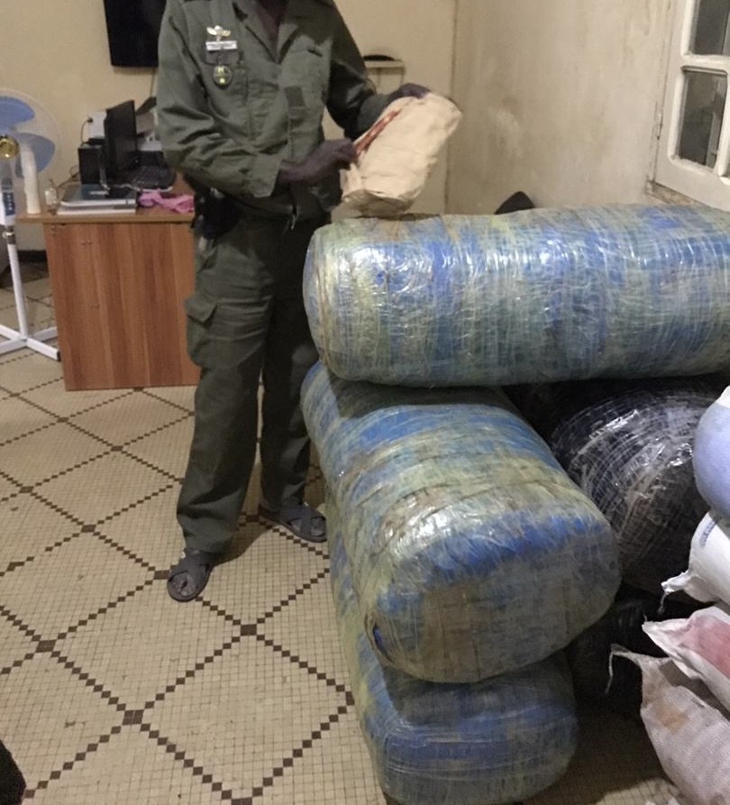 Scandale à la Douane : Un agent arrêté en plein deal de drogue avec un véhicule de service