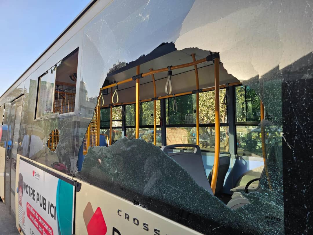 Émeute sur la ligne 121 : Un bus de Dakar Dem Dikk attaqué après un accrochage   