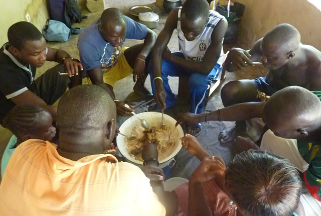 Nigeria : Plus de 23personnes arrêtées pour avoir mangé en public pendant le Ramadan