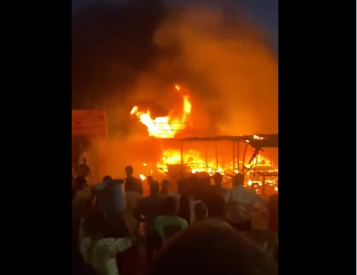 Ross Béthio en flammes : Un incendie ravage le marché, l’enquête s’accélère