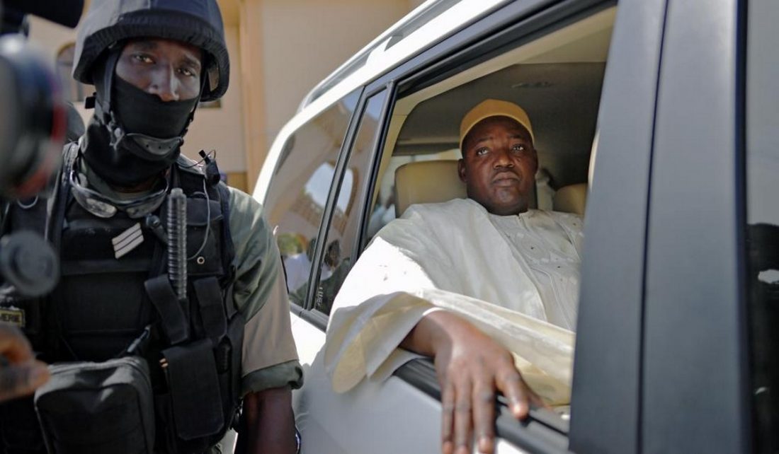 Scandale à Banjul : deux gendarmes sénégalais radiés pour vol présumé à la Présidence gambienne 
