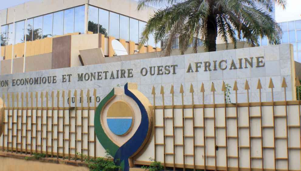 Crise bancaire latente en zone UEMOA : Enjeux, défis et stratégies de résilience face à l’incertitude mondiale (Par Dr. Seydina Oumar Seye)