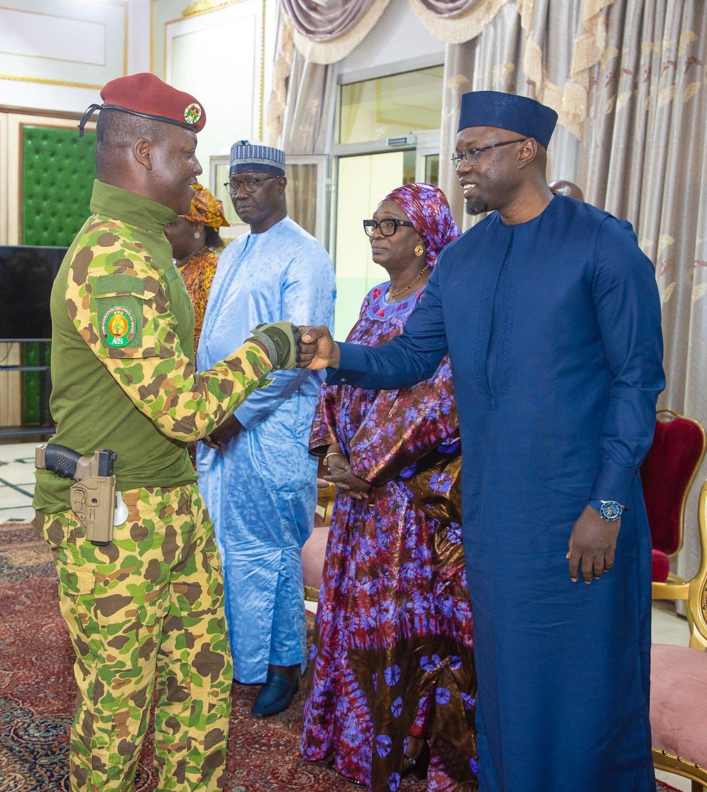 Diplomatie régionale : Ousmane Sonko reçu par le Président burkinabè Ibrahim Traoré à Ouagadougou