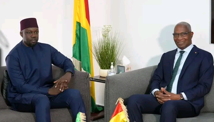 Renforcement de la coopération sénégalo-guinéenne : Le PM Ousmane Sonko reçu à Conakry par son homologue Amadou Oury Bah