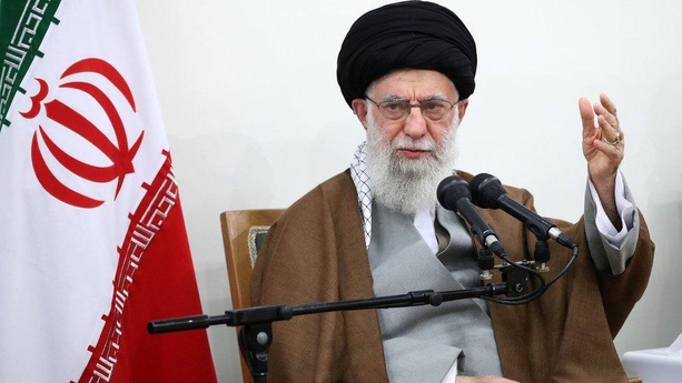 Khamenei : « Nous devons apporter une réponse forte au régime sioniste terroriste »