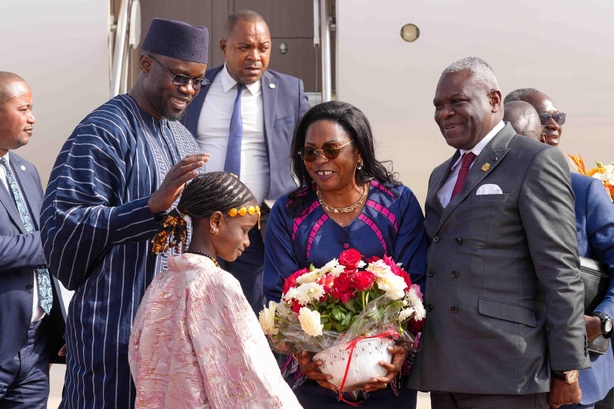 Visite officielle : Le Premier ministre congolais accueilli à Dakar par Ousmane Sonko