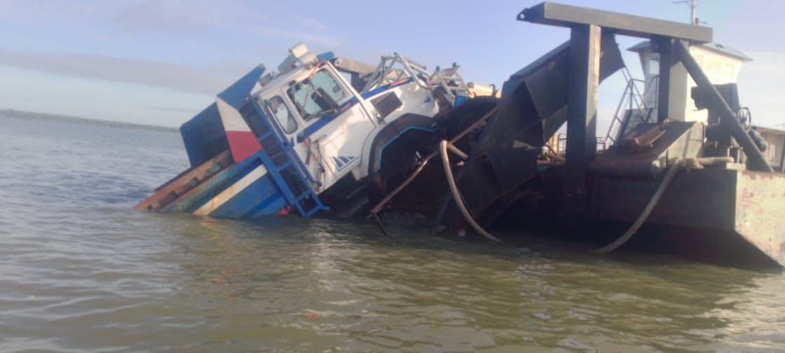 Sandiniery : Un camion bascule dans le fleuve à l’embarcadère