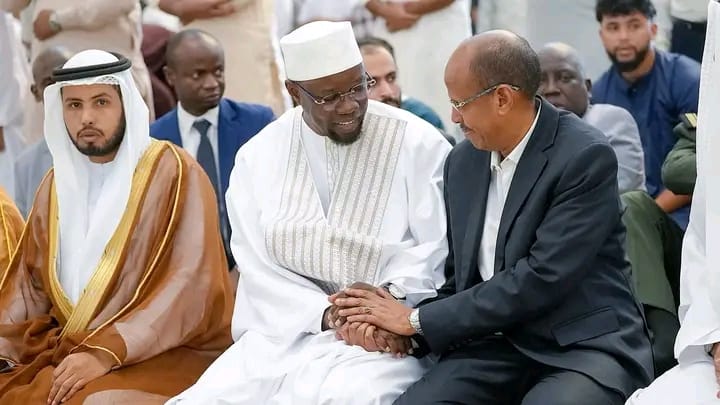 Visite officielle : le Premier ministre Ousmane Sonko accueilli à la Grande mosquée Sheikh Zayed d’Abu Dhabi