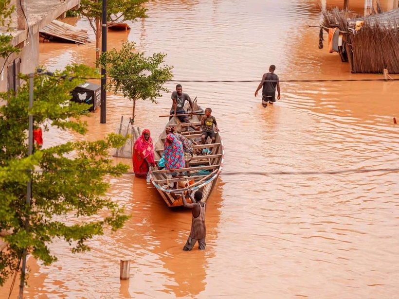 Matam : les eaux du fleuve Sénégal coupent les routes et menacent les habitations