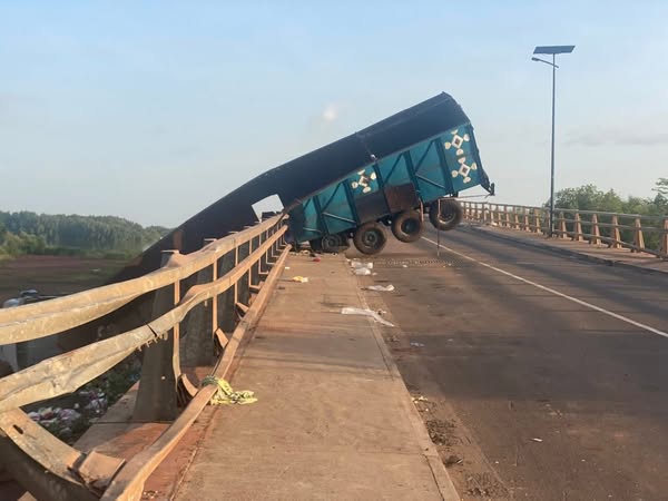 Accident Spectaculaire sur le Pont de Farafenni : Un Camion Suspendu dans le Vide