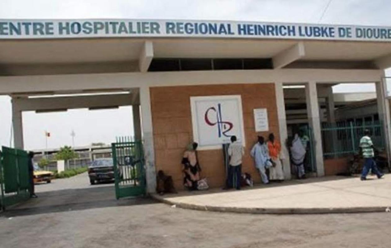 « négligence médicale présumée » : un nouveau-né meurt devant l’hôpital de Diourbel, le directeur s’explique
