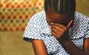 Un père adoptif arrêté pour viols répétés sur sa fille de 17 ans à Guédiawaye.