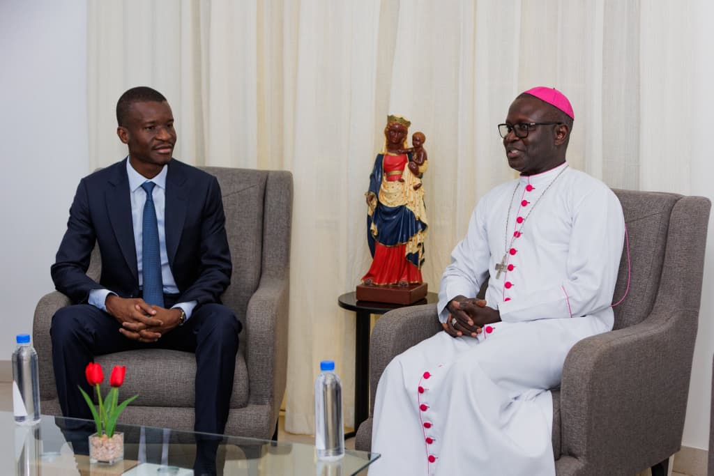 Le Ministre de l’Intérieur et de la Sécurité publique rend visite à l’Archevêque de Dakar : un message de paix et de concorde nationale