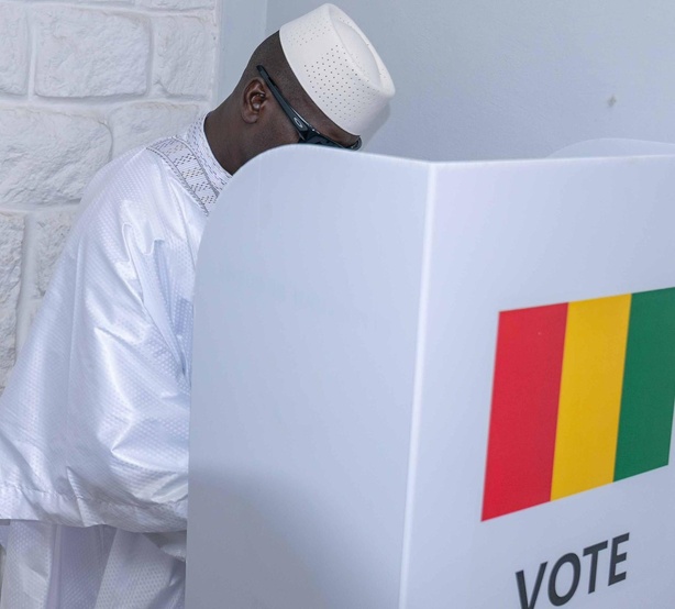 Présidentielle en Guinée : Doumbouya largement en tête selon les premières tendances