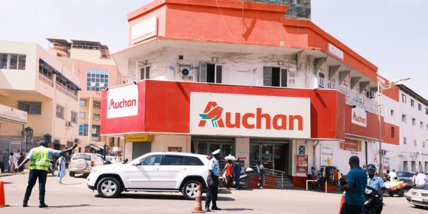 Auchan Mermoz : deux clients font 600 000 F CFA de courses et tentent de quitter le magasin sans payer, ils ne savaient pas que…