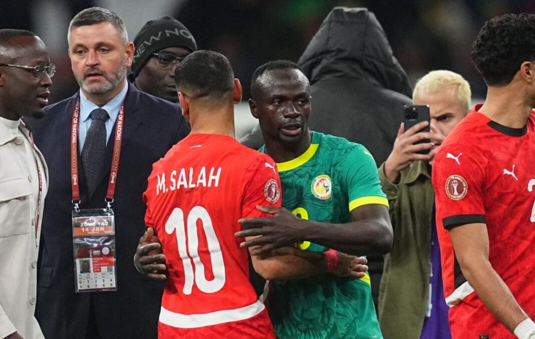 CAN 2025: Le très mauvais geste des égyptiens face à Sadio Mané devant Salah