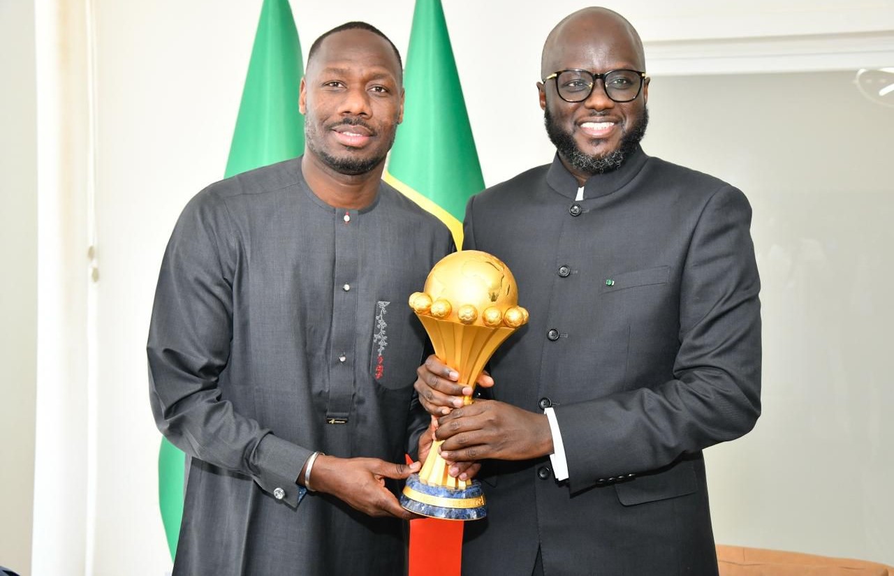 CAN 2025 : le trophée des Lions présenté au Président de l’Assemblée nationale El Malick Ndiaye