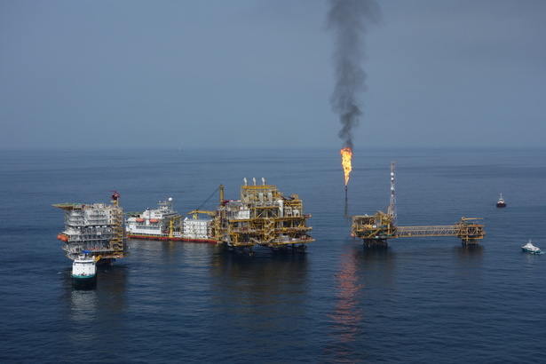Conflit au Moyen-Orient : Le pétrole flambe de 13% à plus de 80 dollars le baril