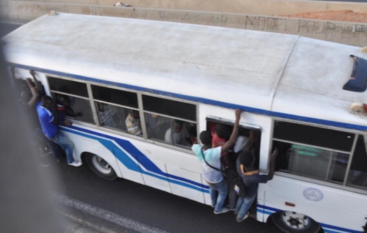 Yeumbeul-Sud – Drame dans un bus Tata: un passager de 73 ans meurt en cours de route