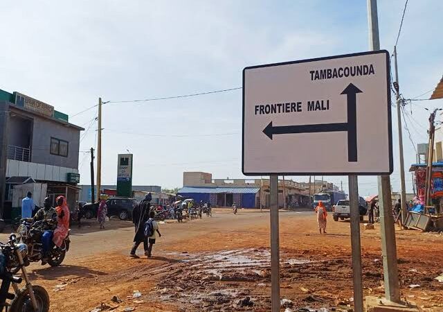 Bras de fer à la frontière Est : Choc et émeute à Koussan après le refoulement de familles sénégalo-maliennes