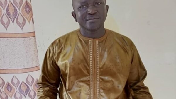 Le maire de Simbandi Balante dénonce un péril plastique causé par l&rsquo;abandon massif de sacs vides par les transporteurs de noix de cajou le long de la Route nationale n°6 (RN6).