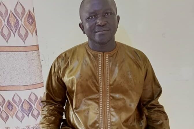 Le maire de Simbandi Balante dénonce un péril plastique causé par l&rsquo;abandon massif de sacs vides par les transporteurs de noix de cajou le long de la Route nationale n°6 (RN6).