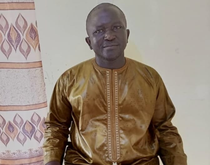 Le maire de Simbandi Balante dénonce un péril plastique causé par l&rsquo;abandon massif de sacs vides par les transporteurs de noix de cajou le long de la Route nationale n°6 (RN6).