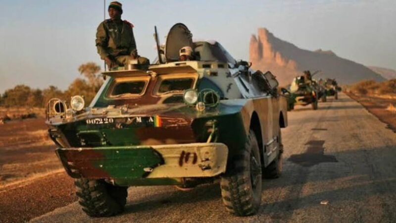 Mali: un convoi militaire tombe dans une embuscade dans le centre du pays