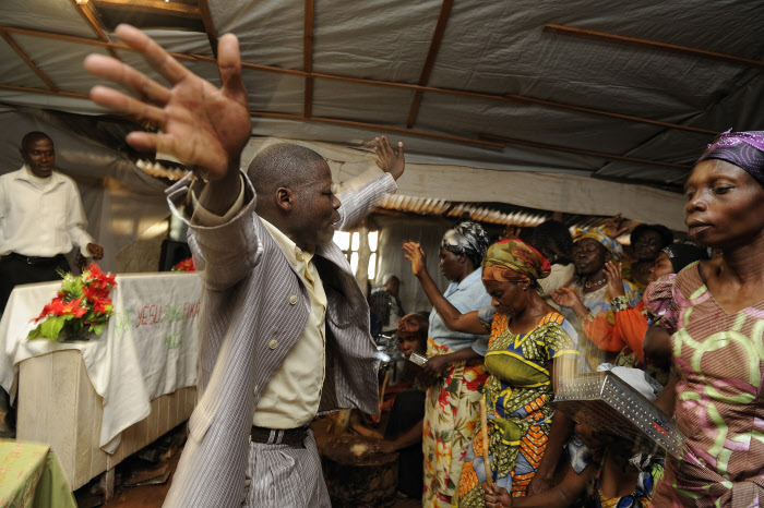 Dérive des églises de réveil au Cameroun : Yaoundé ordonne la fermeture de 1 400 lieux de culte illégaux