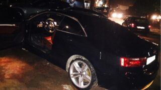 Saint-Louis : un couple surpris en pleins ébats sexuels dans une voiture, le conducteur blesse les policiers et abandonne sa…