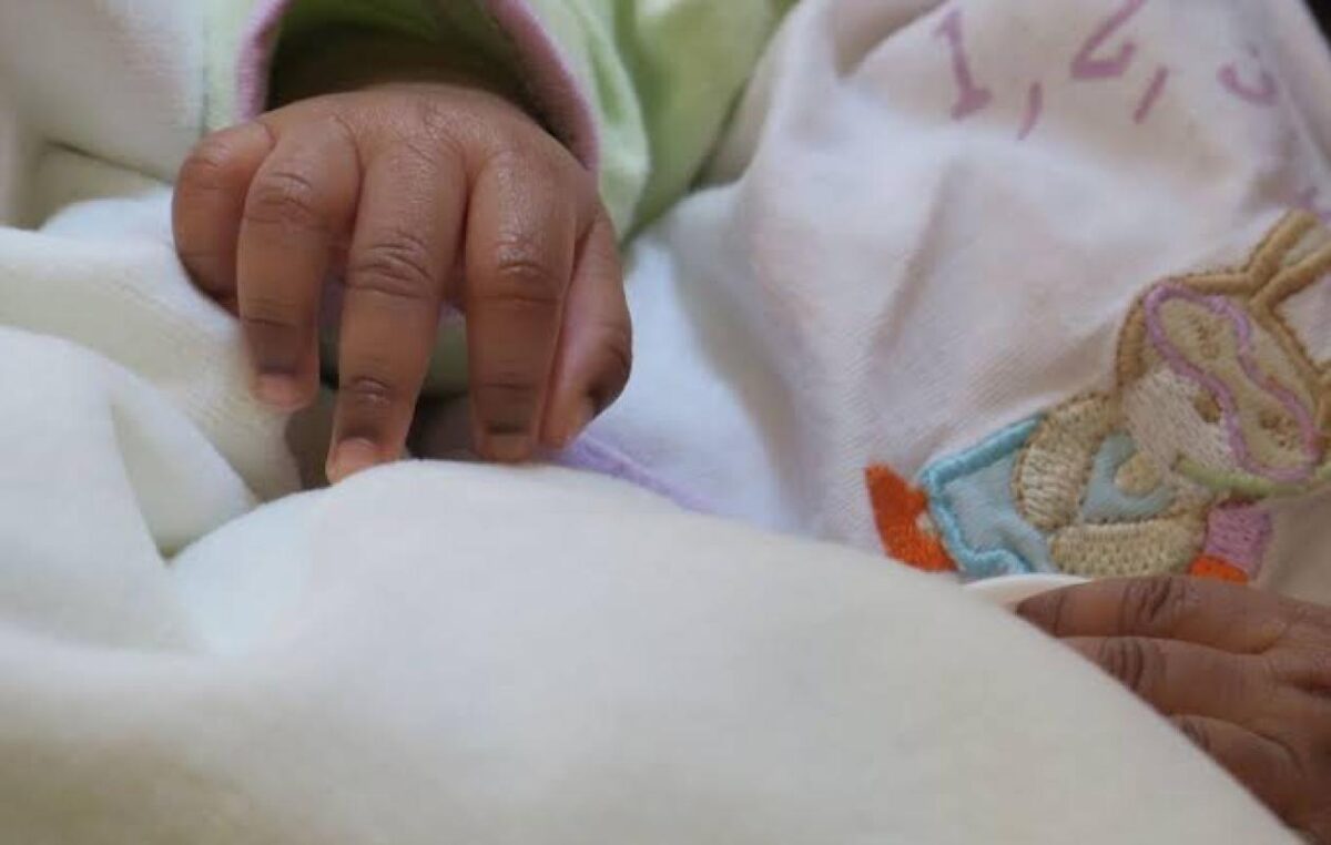 Sauvée par les pleurs : Un bébé retrouvé vivant dans un sac