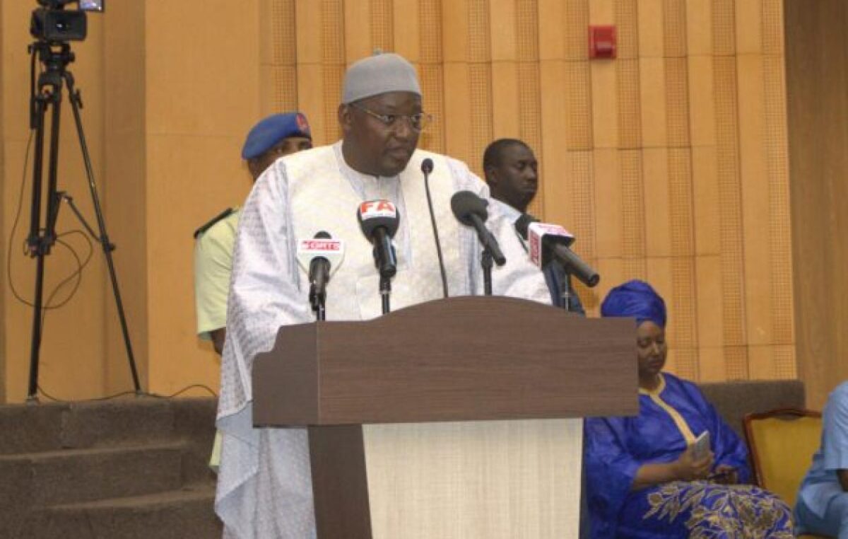 Présidentielle de 2026 en Gambie : Adama Barrow annonce sa victoire et charge l’opposition
