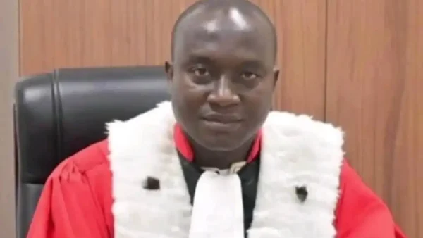 Conakry : Le puissant avocat général près la Cour suprême, Algassimou Diallo, désormais visé par une interdiction formelle de quitter le territoire guinéen.