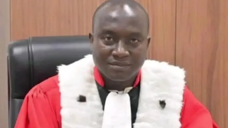 Conakry : Le puissant avocat général près la Cour suprême, Algassimou Diallo, désormais visé par une interdiction formelle de quitter le territoire guinéen.