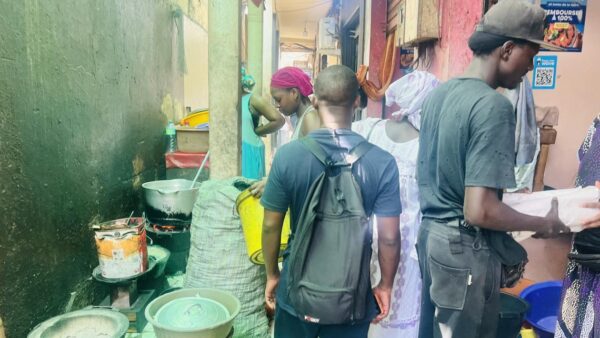Alimentation de rue : immersion dans les cuisines exiguës et les risques sanitaires du marché Dior