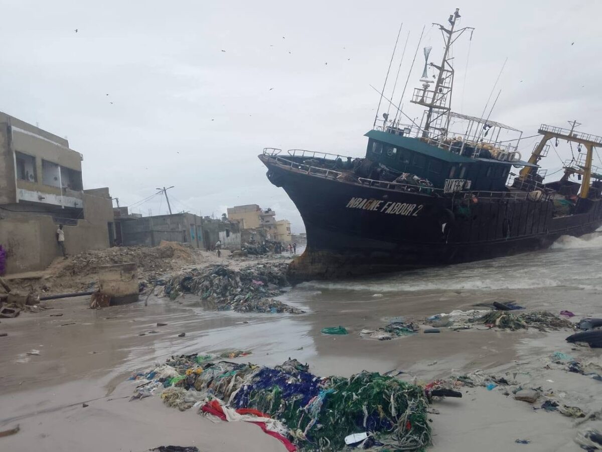 Exclusif:  Sept bateaux poussés par la houle jusque devant les habitations de Hann Bel-Air
