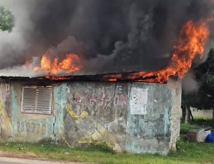 Thionck Essyl : Un incendie accidentel ravage un commerce de carburant et de denrées, d’importants dégâts signalés