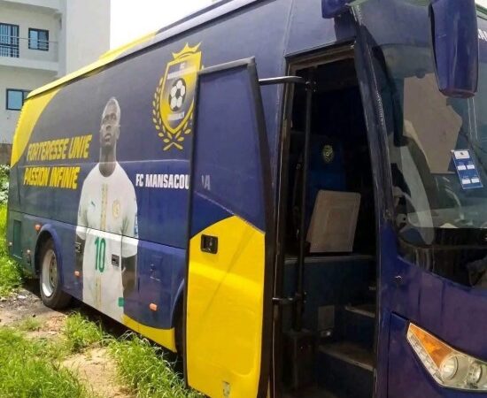 Bambali : Sadio Mané équipe toutes les ASC et offre un bus au FC Mansacounda (Photos)
