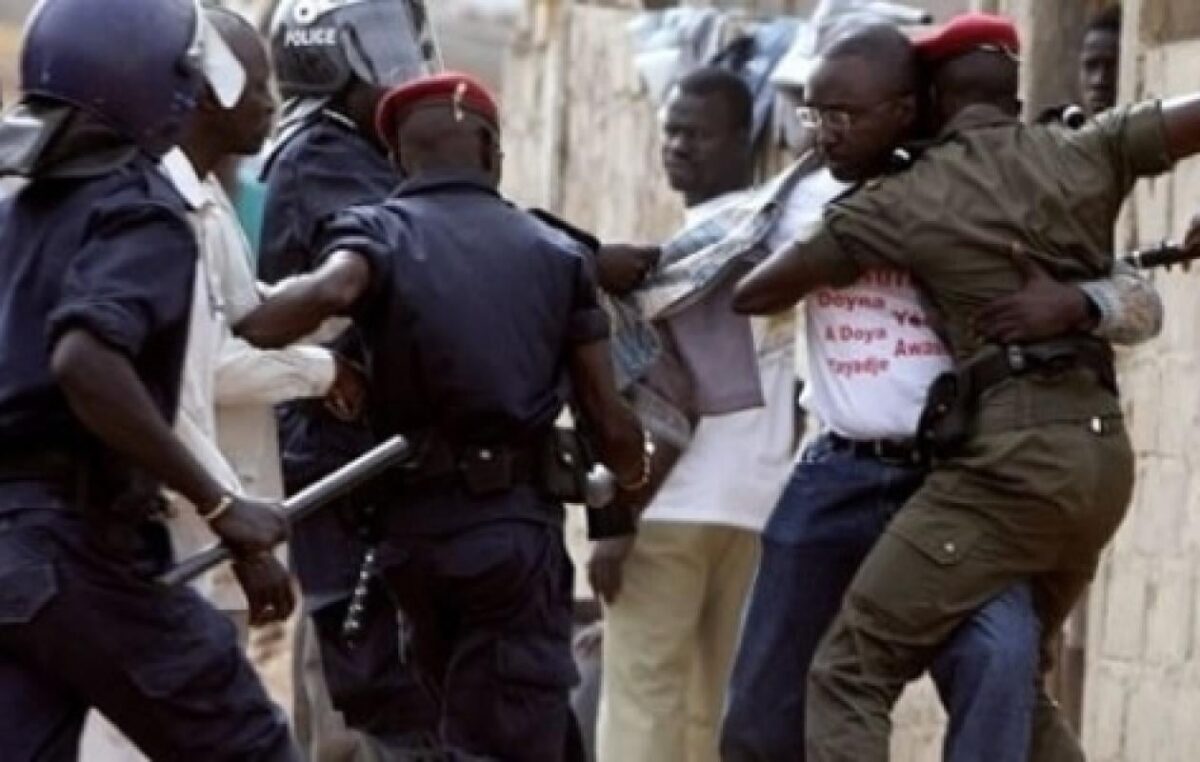 Mbour : après une interdiction de filmer, un homme donne un coup de tête au commandant de police
