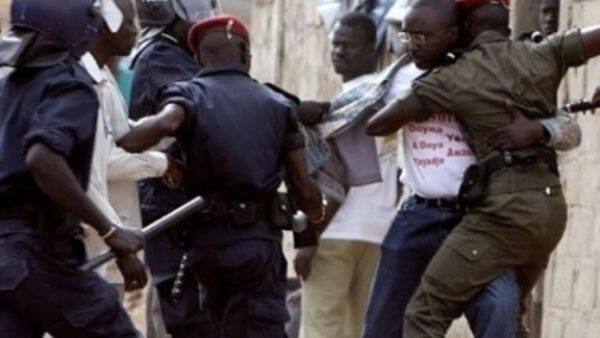Mbour : après une interdiction de filmer, un homme donne un coup de tête au commandant de police