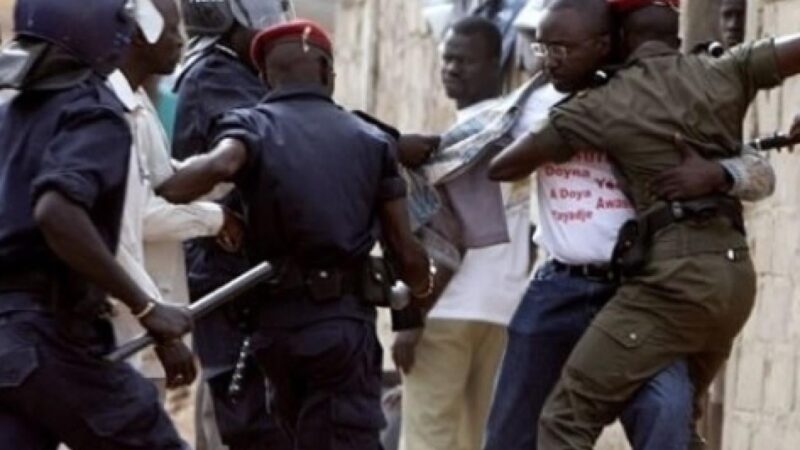 Mbour : après une interdiction de filmer, un homme donne un coup de tête au commandant de police