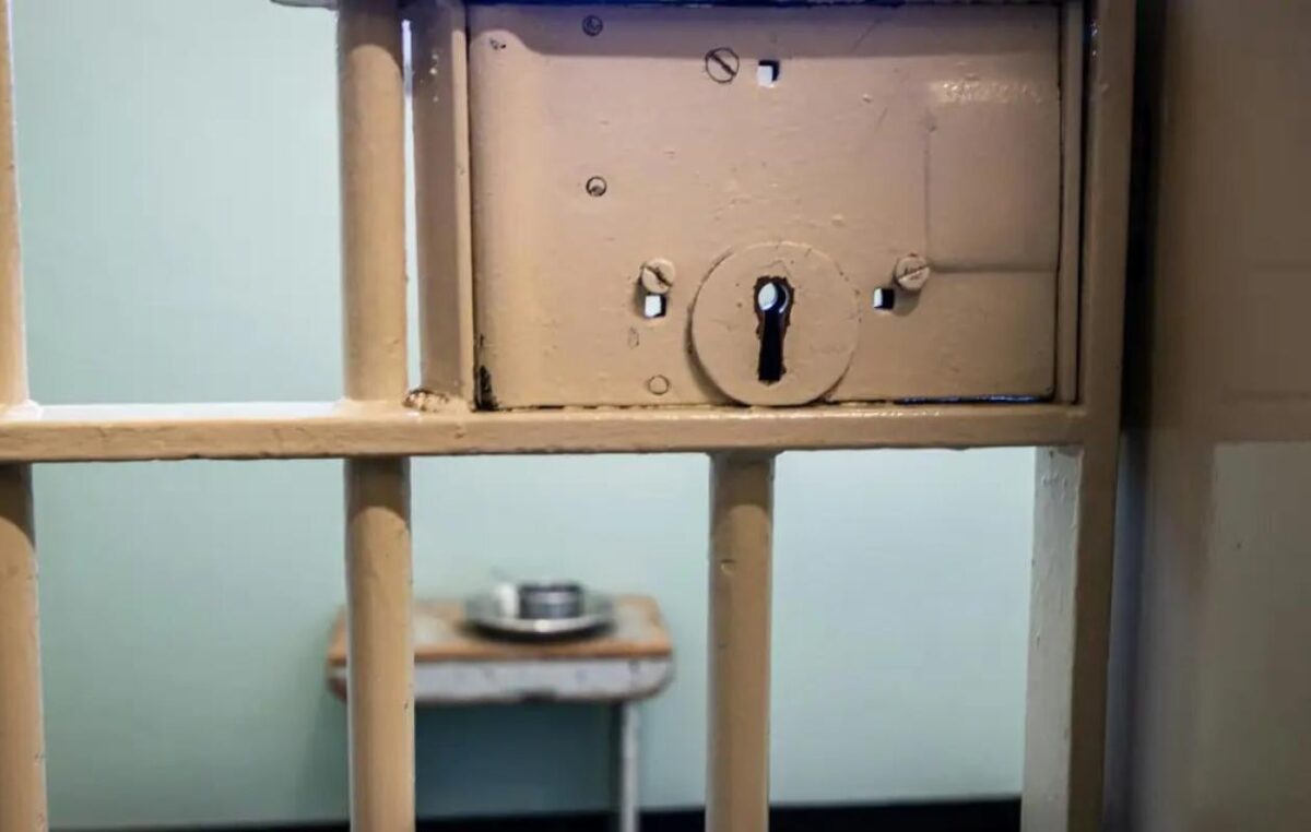 Bénin : Un policier jeté en prison après avoir mis le feu à son commissariat