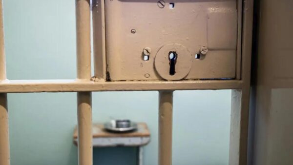 Bénin : Un policier jeté en prison après avoir mis le feu à son commissariat